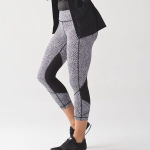 Lululemon Athletica Black and White Leggings Cropped for Versatile Comfort